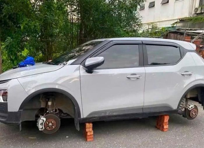Chiếc xe ô tô bị trộm mất 2 bánh xe bên trái. Ảnh: NDCC