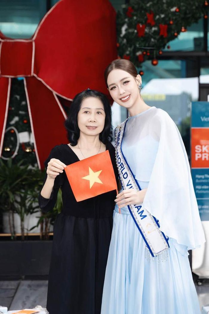 Mẹ đẻ Hoa hậu Bảo Ngọc lần thứ 2 tiễn con gái lên đường dự thi quốc tế. Lần đầu tiên là vào năm 2022, Bảo Ngọc sang Ai Cập thi Miss Intercontinental và đăng quang.