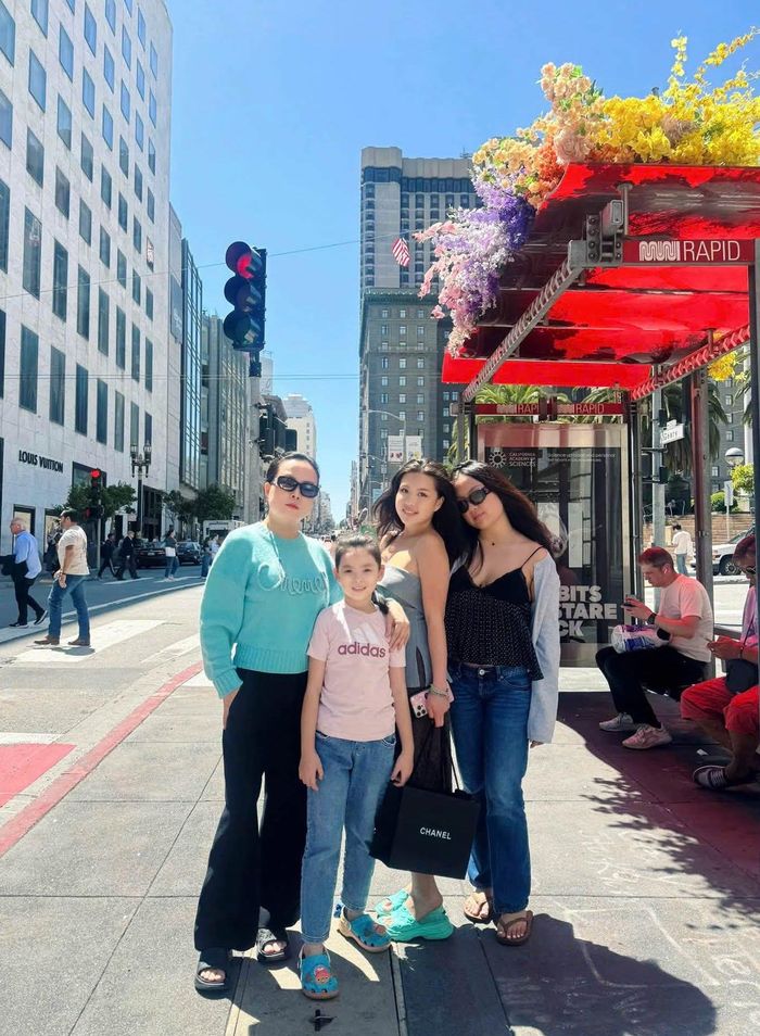 Trong khi đó, Sumi Thanh Nhã còn nhỏ nhưng đã bộc lộ năng khiếu nghệ thuật. Phượng Chanel cho biết con gái út hoạt bát, thích ca hát, hay bắt chước người lớn và có tính cách vui vẻ, hay cười. Cô bé được mẹ nhận xét có nhiều nét năng khiếu nghệ thuật giống bố.
