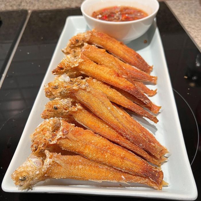 Cá bống đục khi mua về được Tăng Thanh Hà sơ chế sạch, đem chiên già lửa cho vàng ruộm, giòn tan. Khi ăn chấm cùng mắm me chua ngọt.