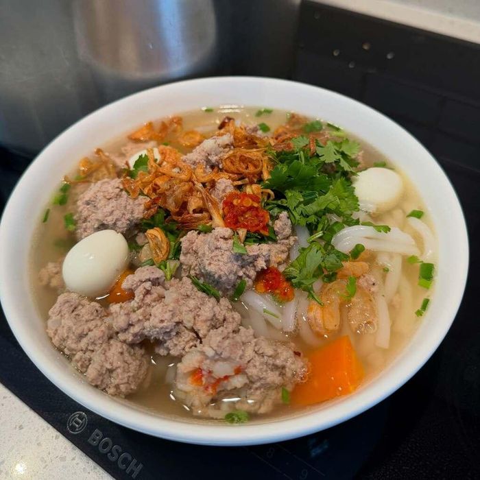 Món bánh canh thịt bằm, trứng cút do Tăng Thanh Hà chế biến.