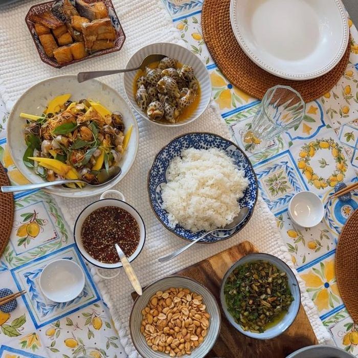 Đây là một trong những món ăn khoái khẩu không chỉ của cựu diễn viên, còn của tất cả thành viên trong nhà. Tăng Thanh Hà từng nhiều lần làm các món từ ốc hương như ốc hương xào bơ tỏi, nướng muối ớt. Trong hình là món gỏi xoài ốc hương trên mâm cơm gia đình của nữ diễn viên.