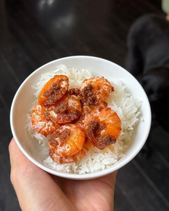 Tăng Thanh Hà cho biết gia đình mình có hai kiểu ăn món này, một là ăn cơm trắng với tôm riêng hoặc đổ cơm thẳng vào chảo để trộn với phần nước xốt keo keo. Các con cô thích kiểu ăn thứ hai. Đây cũng là cách làm truyền thống của mẹ Hà Tăng khi cô còn nhỏ. Ăn kèm tôm đất rang, bà xã Louis Nguyễn luộc rau muống, lấy nước luộc làm canh, thêm cà chua và chanh.