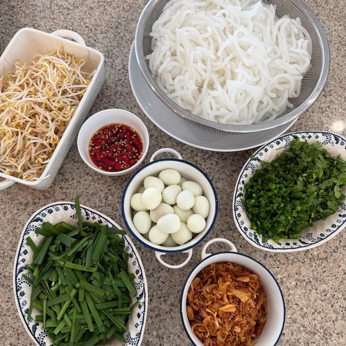 Các nguyên liệu ăn kèm bánh canh của Tăng Thanh Hà.