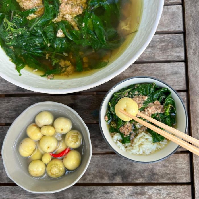 Tăng Thanh Hà được biết đến là một trong những nghệ sĩ đảm đang, tháo vát việc nếp núc của showbiz Việt, có thể nấu thành thạo từ món Âu sang Á. Mỗi khi chia sẻ hình ảnh món ăn, 'ngọc nữ' màn ảnh Việt khiến nhiều chị em xuýt xoa, xin công thức, thậm chí gợi ý cô viết sách nấu ăn. Người hâm mộ từng nhiều lần đề nghị Hà Tăng quay vlog nhưng cô cho biết nấu ăn là thời gian thư giãn nên ngại quay video. VTC News cho hay.