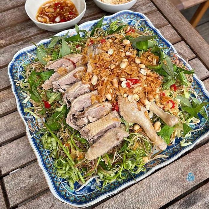 Tăng Thanh Hà từng khoe một món ăn rất dân dã, đậm chất Việt Nam. Đó là gỏi vịt. Đây là món ăn đơn giản nhưng khiến không ít tín đồ mê ẩm thực yêu thích vì vừa ngon, rẻ lại thanh mát và bổ dưỡng. Vịt kết hợp với rau muống chẻ, hoa chuối, rau răm, gia vị, lạc rang, ớt, hành phi... tạo nên hương vị khó quên mà không ngán. Món gỏi vịt hấp dẫn được bà mẹ 2 con vừa thực hiện. Tất cả đều từ những nguyên liệu dân dã, dễ kiếm. Thịt vịt rất dễ ăn mà còn có nhiều chất bổ dưỡng.