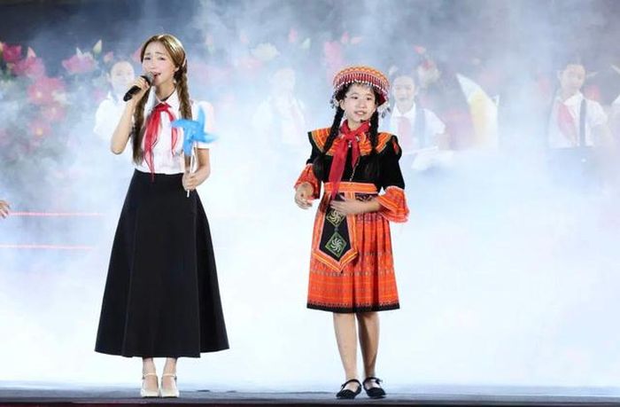 Hòa Minzy và bé Thục Trang Sachi thể hiện ca khúc "Chong chóng xanh" trong chương trình nghệ thuật đặc biệt mang tên “Người là Hồ Chí Minh” (2025).