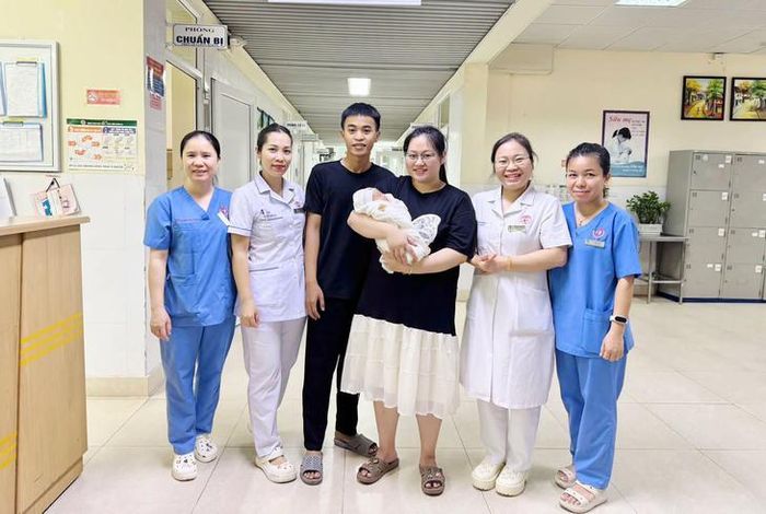 Sau hơn 2 tháng điều trị, em bé đạt cân nặng 2.200 gram, sức khỏe ổn định và đủ điều kiện xuất viện. Ảnh: BVCC