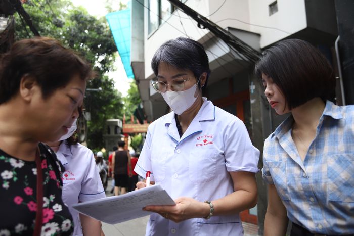 Cán bộ y tế tiến hành kiểm tra, thống kê các dụng cụ chứa nước, ghi nhận những vị trí có bọ gậy và xác định các yếu tố nguy cơ phát sinh muỗi truyền bệnh tại từng hộ gia đình. (Ảnh Thành Long)