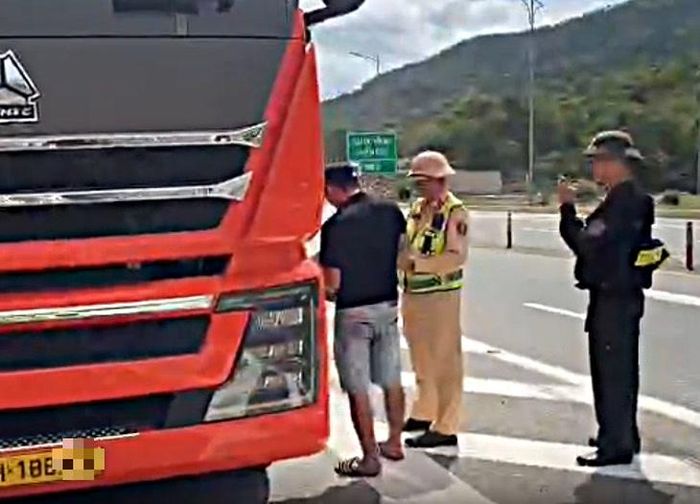 Sau khi để vật liệu sắc nhọn rơi vãi suốt quang đường khoảng 337 km, phương tiện mới bị dừng kiểm tra để xử lý. (Ảnh Cục CSGT)