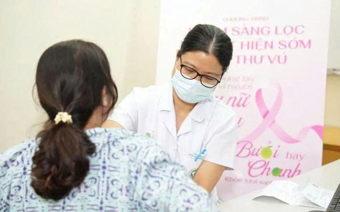 Bộ Y tế hướng dẫn quy trình sàng lọc ung thư vú chỉ trong khoảng 10 phút. Ảnh: Bích Thuỷ