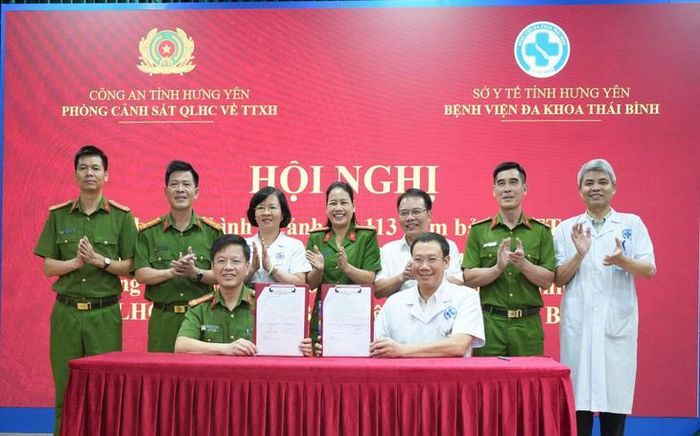Đại diện 2 đơn vị Ký kết Quy chế phối hợp. Ảnh: BVCC.