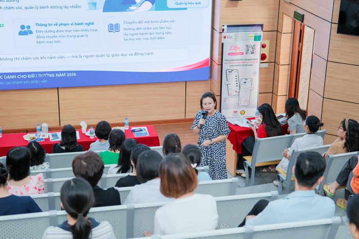 Các chuyên gia giảng bài tại chuyên đề 3. Ảnh: Hạnh Dung