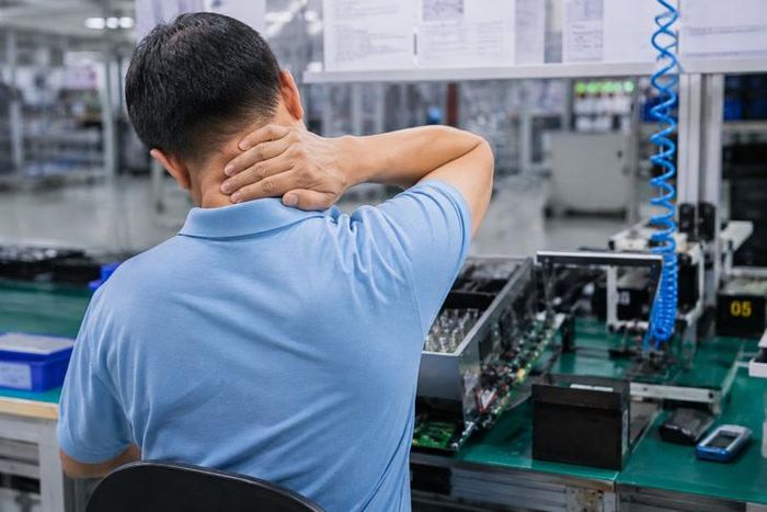 Công nhân điện tử là một trong những trường hợp lao động dễ bị đau cổ vai gáy.