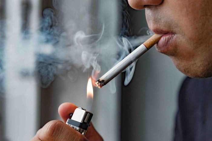 Khói thuốc lá là nguyên nhân gây ra 28 nhóm bệnh, trong đó điển hình là ung thư, tim mạch, hô hấp... Ảnh tư liệu