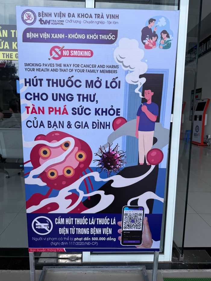 Truyền thông về phòng chống tác hại của thuốc lá tại BVĐK Trà Vinh. Ảnh: Thái Bình
