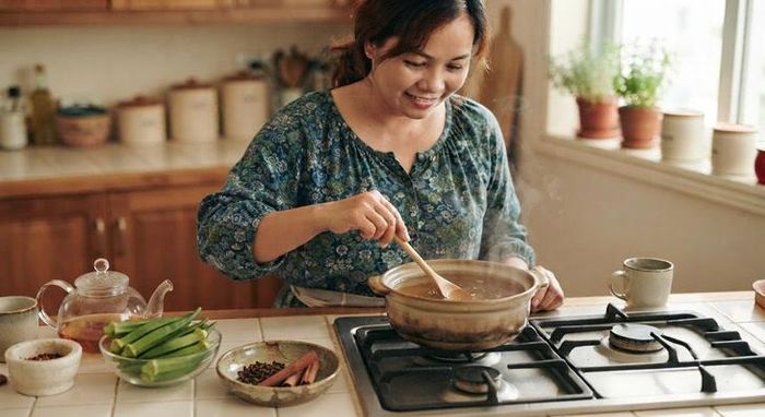 Nước đậu bắp kết hợp với đinh hương và quế là thức uống lành tính có lợi cho phụ nữ. Ảnh minh họa AI