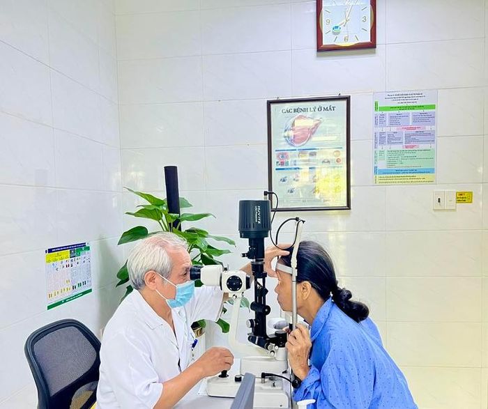 BSCKII Trần Mạnh Đô – chuyên gia cao cấp của bệnh viện đã trực tiếp thăm khám, hội chẩn và thực hiện phẫu thuật cho bệnh nhân. Ảnh: BVCC