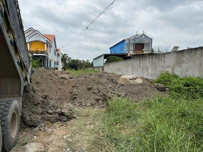 Ảnh hiện trường các đối tượng đổ thải, chôn lấp trái phép bê tông thải. Ảnh: Công an tỉnh Tây Ninh