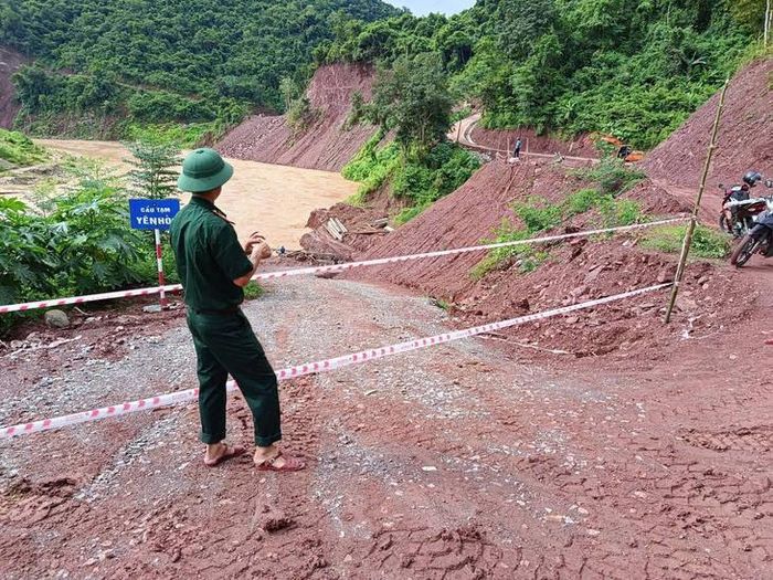 Lực lượng chức năng căng dây cảnh báo, ngăn người và phương tiện qua lại để bảo đảm an toàn. Ảnh: V.B