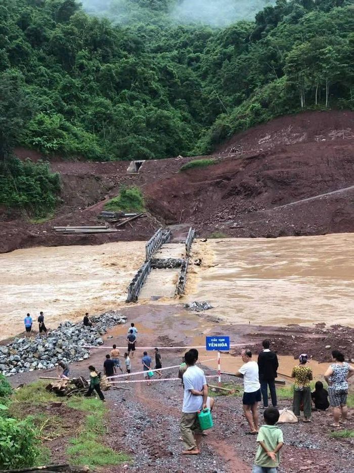Cầu tạm Yên Hòa bị lũ cuốn trôi, khiến người dân 3 bản Yên Hòa, Piêng Pèn và Nhọt Lợt gặp khó khăn trong đi lại. Ảnh: V.B