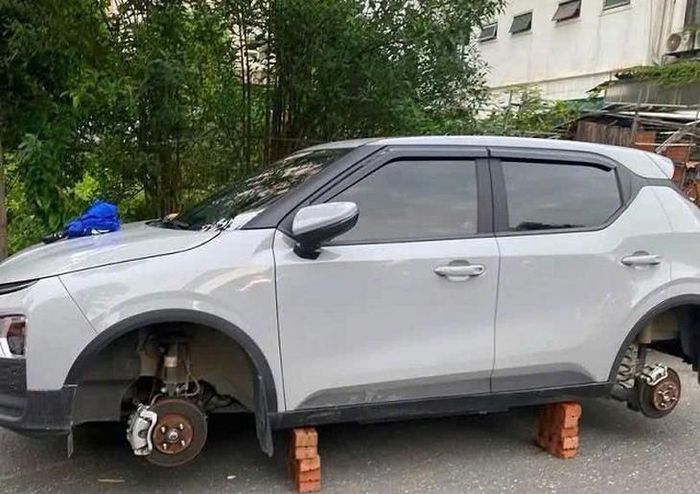 Xe ô tô bị tháo bánh khi đỗ ở khu đô thị Thanh Hà. Ảnh: Công an TP Hà Nội.