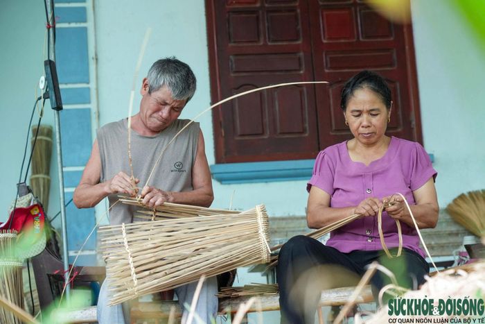 Thôn Hoàng Tiến, xã Hải Châu là một trong số ít nơi ở Nghệ An còn giữ nghề đan nơm truyền thống. Từ những phiên chợ quê, sản phẩm nay được giới thiệu trên Facebook, TikTok và các nền tảng trực tuyến để tiếp cận khách hàng trên khắp cả nước.