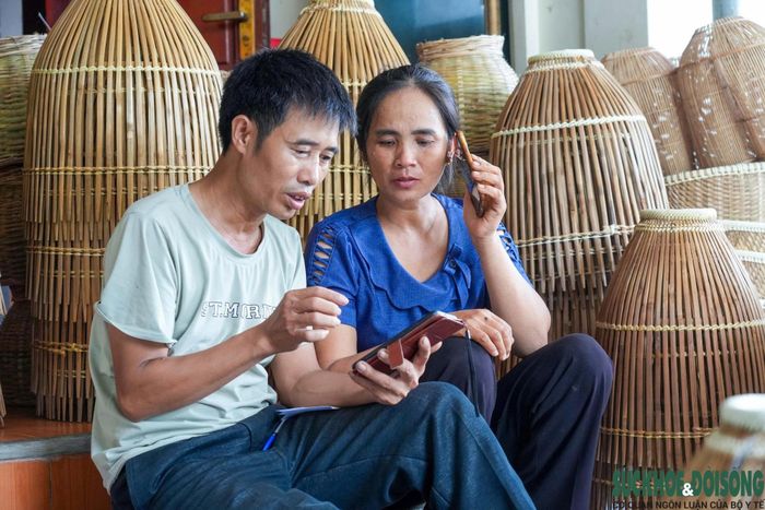 Anh Nguyễn Đình Trọng (49 tuổi) là người trẻ nhất còn theo nghề. Từ năm 2024, khi sức mua ở các chợ truyền thống giảm, anh bắt đầu đăng bán nơm trên mạng xã hội. Nhờ đó, sản phẩm đã đến với khách hàng ở Cà Mau, Quảng Nam, Đắk Lắk, Thanh Hóa và nhiều địa phương khác. Theo Trưởng thôn Hoàng Tiến Phạm Ngọc Sơn, nhiều người trẻ vẫn biết đan nơm nhưng không chọn gắn bó vì thu nhập thấp. Phần lớn lao động trẻ đã chuyển sang làm việc tại các doanh nghiệp để có nguồn thu ổn định hơn.