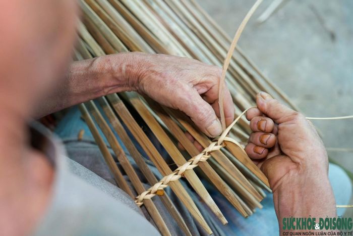 Để hoàn thành một chiếc nơm, người thợ phải trải qua nhiều công đoạn như chẻ tre, vót nan, chuốt mây, uốn vành, bện đầu, bện chân, vô vành và hoàn thiện tay cầm. Mỗi sản phẩm đều được làm hoàn toàn bằng tay.