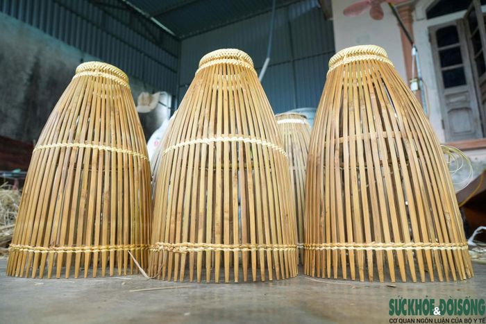  Những chiếc nơm sau khi hoàn thiện được đóng gói để gửi cho khách hàng ở nhiều tỉnh, thành. Hành trình từ chợ quê lên "chợ số" không chỉ mở rộng đầu ra mà còn tiếp thêm hy vọng để làng nghề hơn trăm năm tuổi ở Hoàng Tiến tiếp tục được gìn giữ trong nhịp sống hiện đại.
