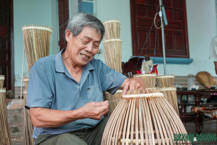 Ông Nguyễn Thanh Thường, đời thứ ba trong gia đình làm nghề, cho biết tre gai và mây hiện phải tìm mua ở các huyện miền núi Nghệ An, Thanh Hóa, thậm chí có thời điểm phải nhập từ Lào do nguồn nguyên liệu đạt yêu cầu ngày càng khan hiếm.