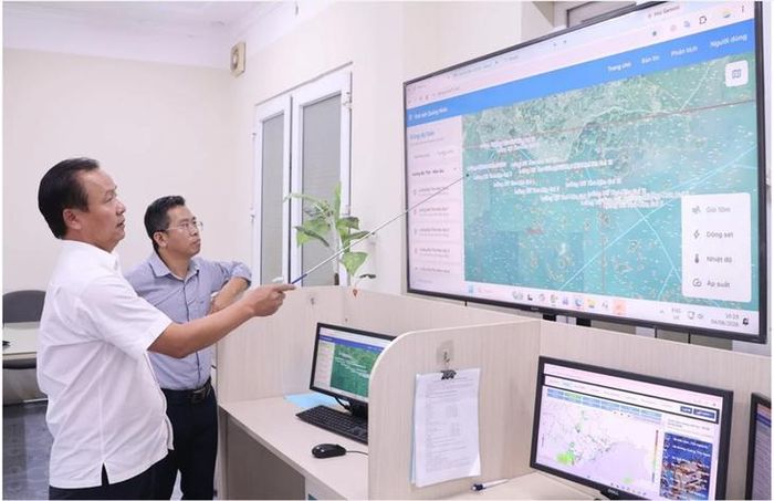 Ông Lê Ngọc Quyền, Phó Giám đốc Đài Khí tượng Thủy văn Bắc Bộ giới thiệu về hệ thống cảnh báo dông sét. Ảnh: TN
