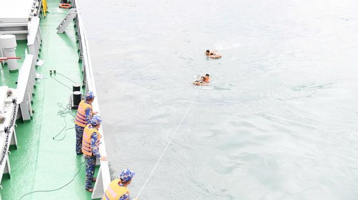 Cán bộ, chiến sĩ Tàu 629 của Vùng 3 Hải quân khẩn trương cứu hộ người gặp nạn. Ảnh: Ngọc Vĩnh.
