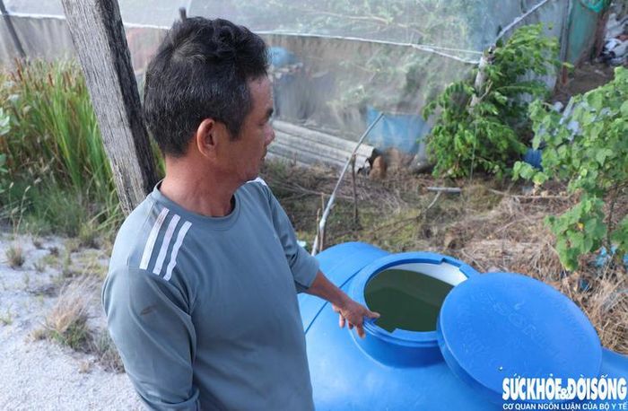 Anh Nguyễn Văn Sinh mua nước sạch về trữ để phục vụ một số công đoạn chăm sóc như phun thuốc trừ sâu. Ảnh: Duy Ngọc.