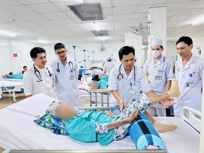 Nhiều trường hợp người cao tuổi bị đột quỵ đã được cứu sống kịp thời, nhanh chóng hồi phục. Ảnh: HĐ.