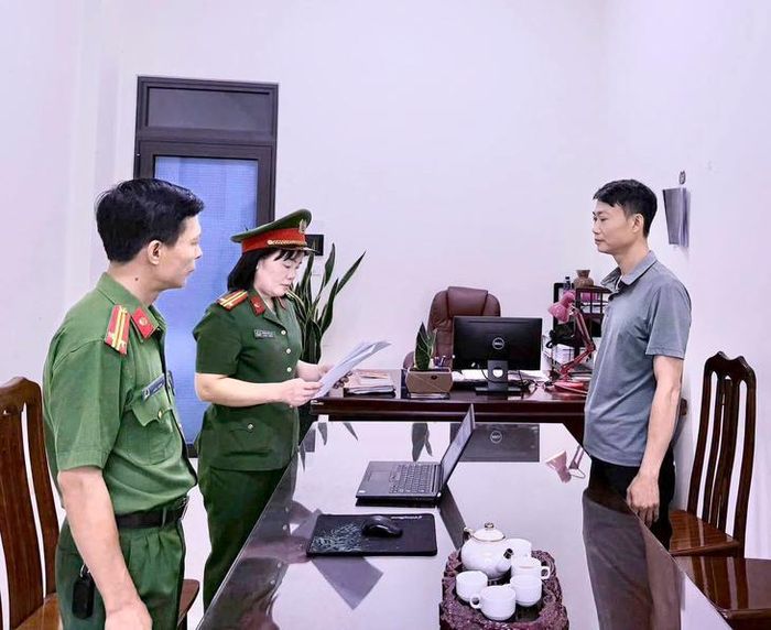 Cơ quan Cảnh sát điều tra Công an tỉnh Tuyên Quang ra quyết định khởi tố vụ án, khởi tố bị can và áp dụng biện pháp cấm đi khỏi nơi cư trú đối với Hoàng Kim Trường. Ảnh: Công an tỉnh Tuyên Quang.