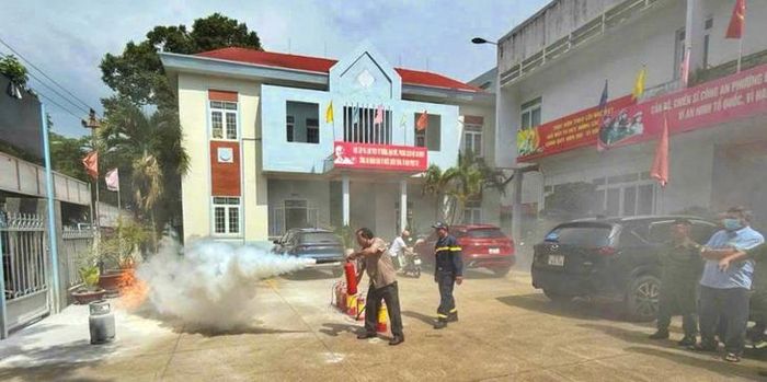 Lực lượng chức năng hướng dẫn cho thành viên tham gia mô hình và người dân cách xử lý khi có đám cháy. Ảnh: H. Giang.