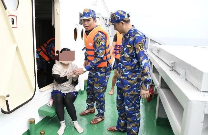 Một trong 3 cô gái bị sóng cuốn được lực lượng chức năng cứu. Ảnh: TPO.