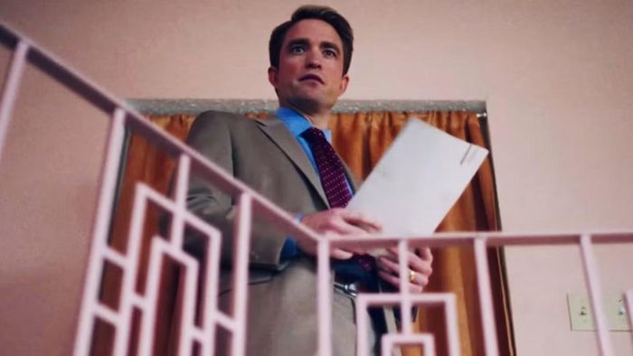 Robert Pattinson đảm nhận vai Chris Hansen, phóng viên nổi tiếng với những cuộc đối chất trực diện các nghi phạm trước ống kính. Ảnh: A24