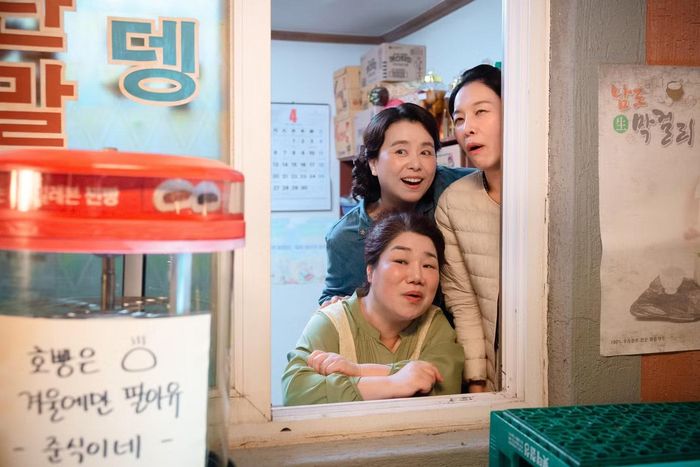 Ở ngôi làng, lúc nào cũng có những "camera chạy bằng cơm" tấu hề như bộ ba tiên nữ SES. Thỉnh thoảng nhiều chuyện làm hỏng việc nhưng lại chân thành và được việc khi cần thiết.