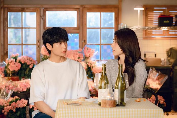 Jung Hae In và Ha Young cưng xỉu trong mọi khung hình chung. "Phản ứng hóa học" ngọt như tựa phim là điều không thể chối cãi.