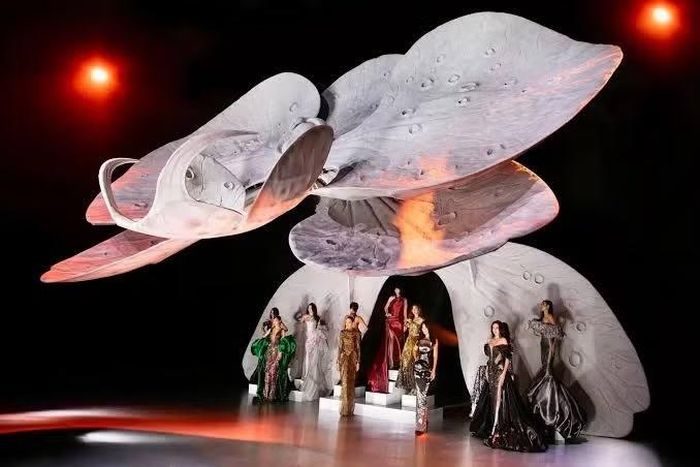 Dù vậy, việc Glambot xuất hiện tại một show thời trang trong nước vẫn tạo được sự tò mò.