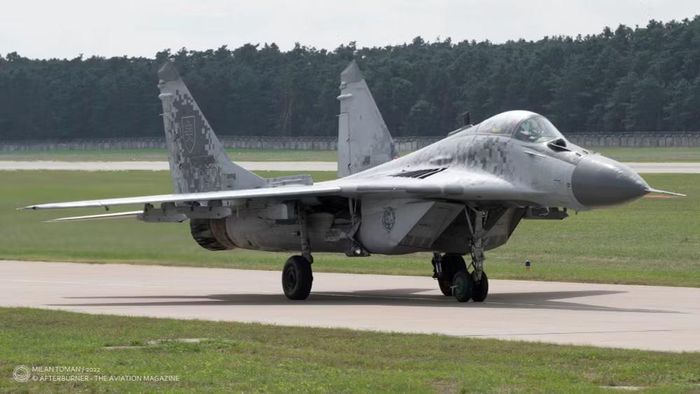 Vào thời điểm đó, Tổng thống Ukraine Volodymyr Zelensky nhấn mạnh rằng những máy bay chiến đấu này rất quan trọng đối với Ukraine, vì các phi công của họ đã có nhiều kinh nghiệm vận hành chúng và “vấn đề không phải thiếu máy bay, mà là thiếu phi công”.