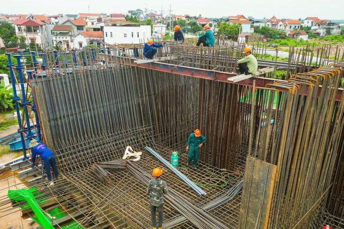 Bên trong lòng thép dày đặc của bệ trụ, công nhân làm việc cẩn trọng từng công đoạn buộc mối đan. Toàn dự án hiện đã hoàn thành khoảng 78% khối lượng bệ trụ.