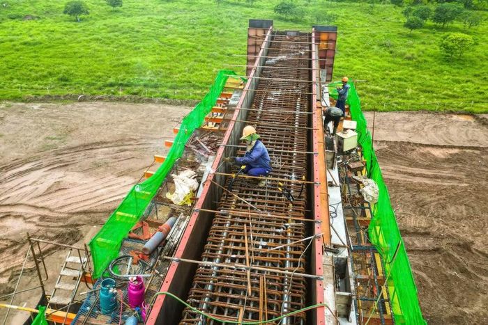 Thợ hàn bám mình trên khung sắt đỉnh trụ để hoàn thiện các mối nối kết cấu xà mũ. Mọi thao tác thi công trên cao đều tuân thủ nghiêm ngặt quy chuẩn an toàn lao động.