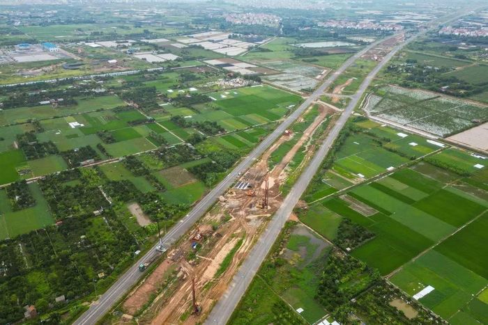 Vệt đường dẫn Vành đai 4 đi qua vùng canh tác của xã Ô Diên đang được bóc hữu cơ, xử lý nền đất yếu. Tuyến đường song hành hai bên đã đắp nền, bám sát tiến độ chung của toàn dự án.
