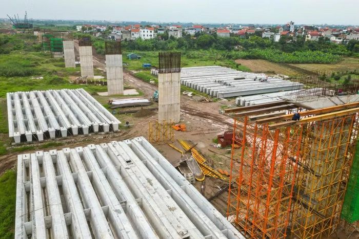 Bãi đúc dầm nằm ngay sát chân cầu dẫn đã sản xuất hàng trăm phiến dầm. Khối lượng đúc dầm phần kết cấu trên hiện đạt hơn 25%, sẵn sàng cho công đoạn lao dầm.