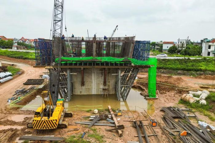 Đà giáo thép và hệ thống lưới an toàn quây kín một thân trụ đang trong giai đoạn đổ bê tông định hình. Khối lượng thi công thân trụ toàn công trường đã vượt mốc 60%.