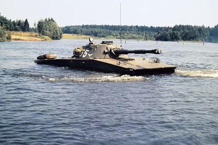 85 năm trước, PT-76 được coi là một trong những chiếc xe tăng lội nước tốt nhất trên thế giới. Nhờ hệ thống động cơ phản lực nước mạnh mẽ, nó có thể vượt qua nhiều chướng ngại vật trên mặt nước và tham gia vào các hoạt động đổ bộ.