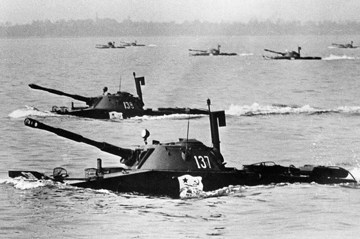 Xe tăng lội nước PT-76 của Liên Xô, được đưa vào biên chế tháng 8/1951, vẫn đang được sử dụng trong nhiều quân đội trên thế giới, điển hình như nó vẫn đang phục vụ tại Việt Nam và Indonesia.